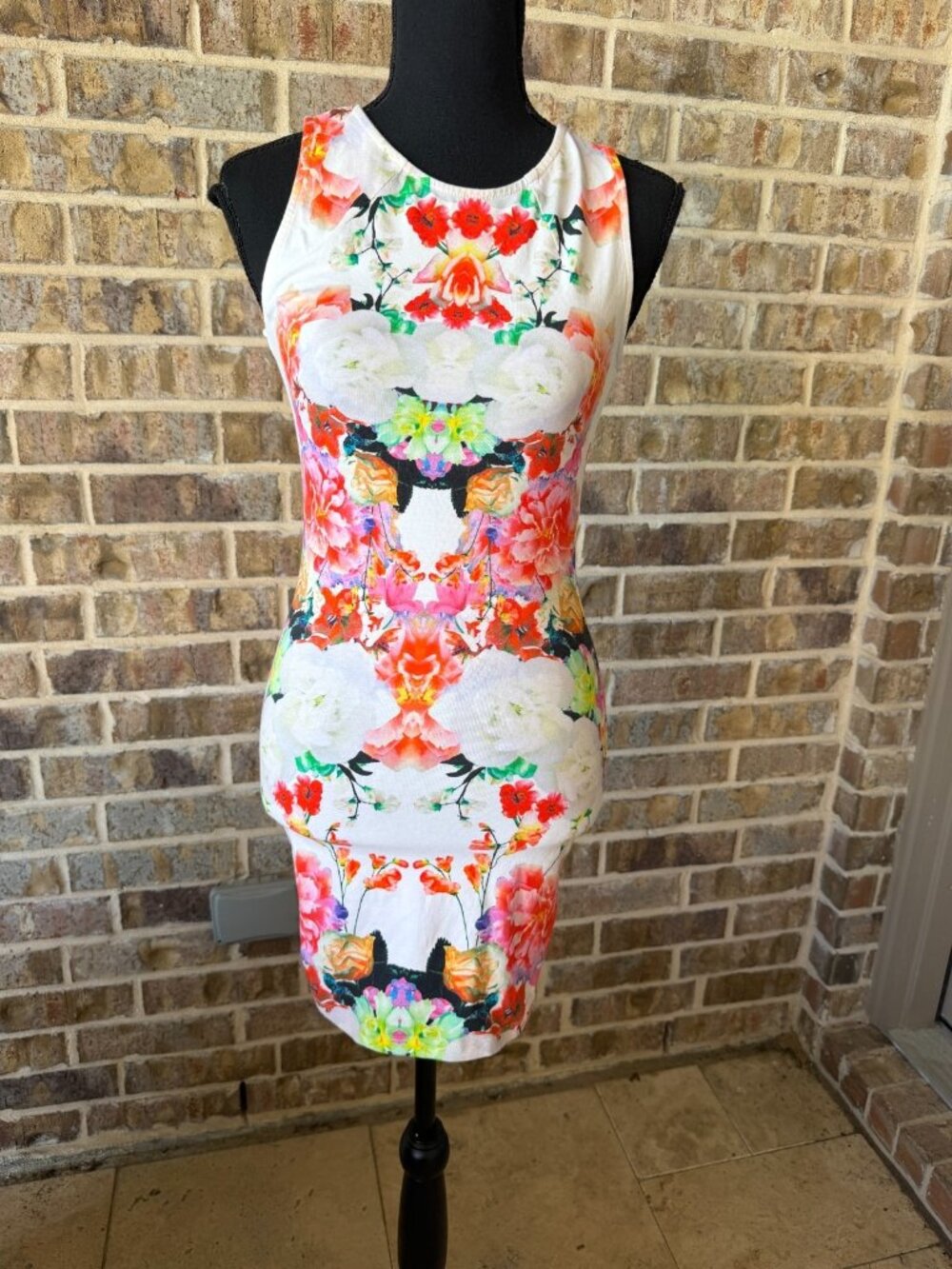 H&M fitted slim fitted bodycon dress size XS colorful floral pattern short